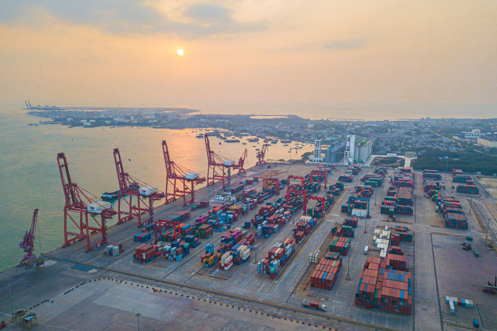 　　这是位于海南自贸港重点园区洋浦经济开发区的洋浦港（2023年2月26日摄，无人机照片）。